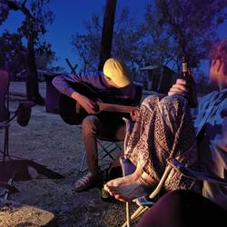 Bela beim Gitarre spielen üben. :)