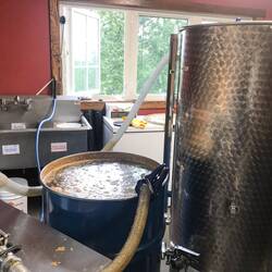 Tanks mit 150 kg Honig und heißem Wasser füllen...