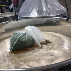 Gewürze hinzugeben und abdecken