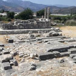 Die Fundamente der drei Tempel sind gut zu erkennen