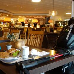 Kumpel (etwas schief sitzend) und ich tanken Kraft+Kaffee in Sälen für den Endspurt