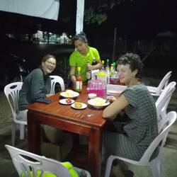 Diner chez des voisins. Un Ladyboy nous raconte l'histoire de la sauce chili