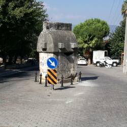 Sarkophag mitten auf der Straße