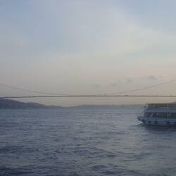 Eine der drei riesigen Brücken Istanbuls