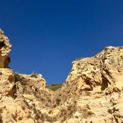 Der Blick vom Strand, die Felsen hoch
