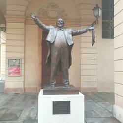 Statue a Teatro Comunale