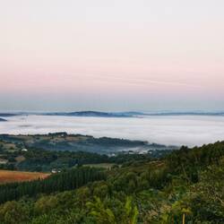 Ein ganzes Tal versinkt im Wolkenmeer