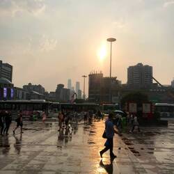 Vor dem Bahnhof Changsha