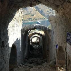 Ein langer Tunnel auf Gemiler Adasi