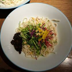 Zhajiang-Nudeln nach Beijing Art mit fermentierter Bohnenpaste