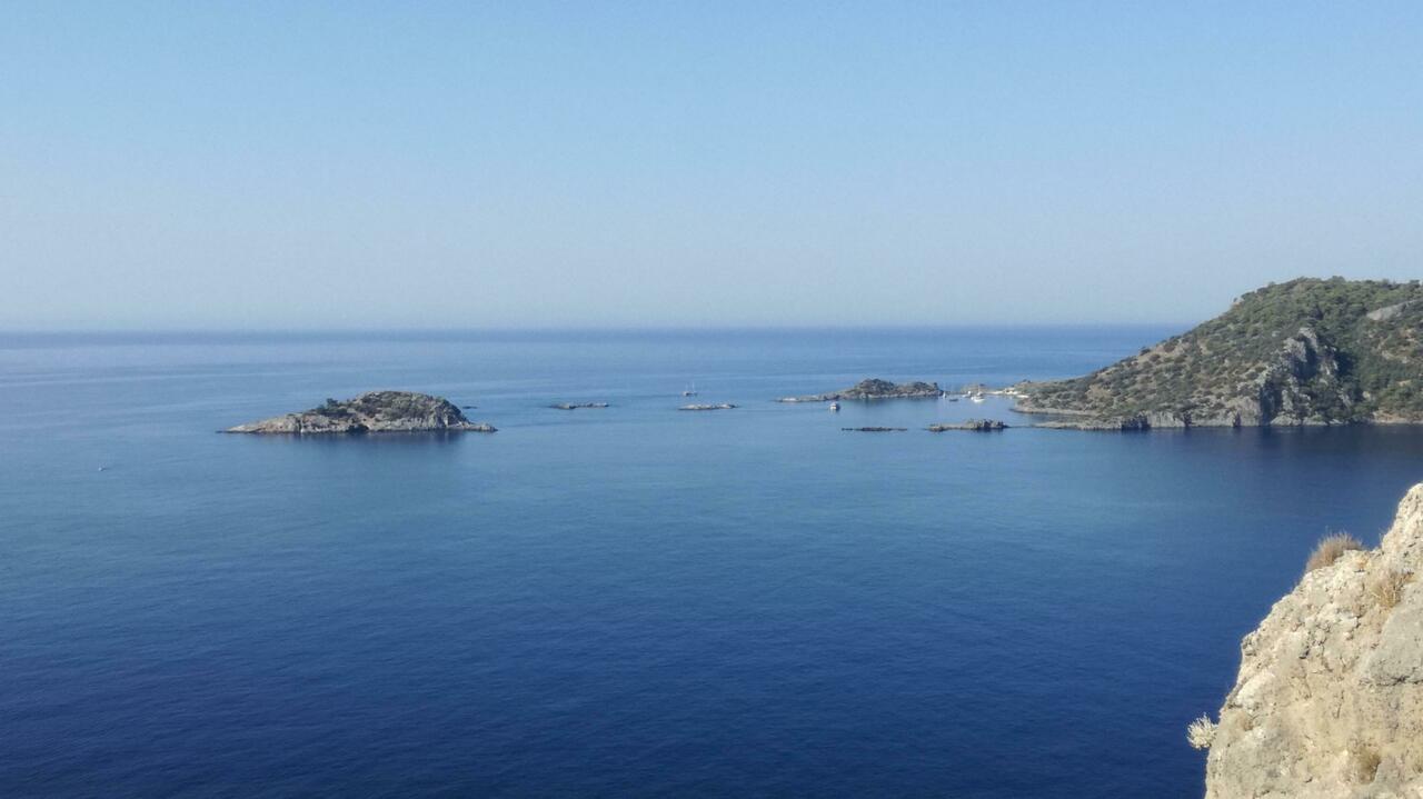 Blick von Gemiler Adasi nach Akvaryum Koyu