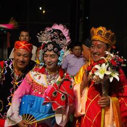 Bizarre traditionelle Tänze und Verkleidungen