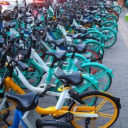 Beeindruckendes Bikesharing Angebot in Beijing, jede Farbe ein anderer Anbieter.