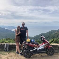 Oben am Gipfel angekommen, mit Ausblick auf das Meer.