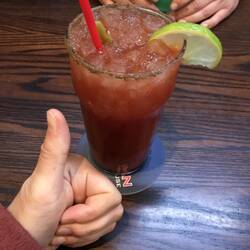 Phillip aß Ribs, Marlen ein Caesar Salad und Virgin Caesar Cocktail (Pikanter Muschel-Tomatensaft)