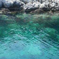 Glasklares Wasser in Buyukaga mit spannenden Unterwasserfelsen