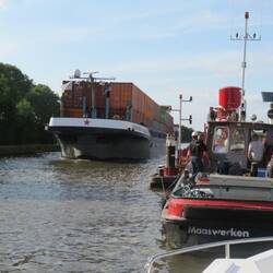 Gut, wir "verstecken" uns hinter dem Arbeitsboot!