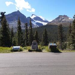 Parkgrenze und Wasserscheide 2049 m.ü.M.