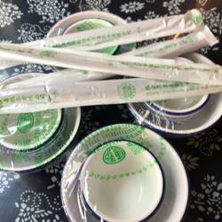 Geschirr foliert, bekommt vor dem Essen trotzdem ein Bad in heissem Tee