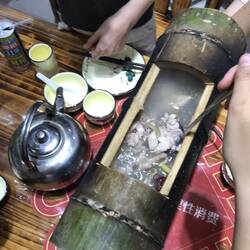 Hühnersuppe in Bambus