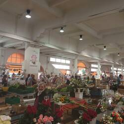 Die Markthalle mit ausgefallenen Leckereien zum Probieren. Besonders lecker waren die frittierten Blümchen.