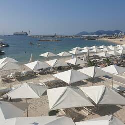 Ja und das ist nun der Strand für all diejenigen, die nicht wissen wohin mit ihrem Geld. Plastikliege: 1.500 €