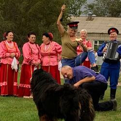 Frisch gekürte Kosakin Brigitte zu Füssen liegt Iwan der Schreckliche....😃