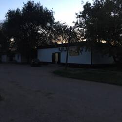 Das Schulgebäude auf dessen Spielwiese für eine Nacht unser Stellplatz war