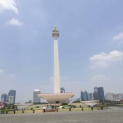 Das Monas: Monument Nasional. Nicht zu erkennen: Die alles niederdrückende Hitze