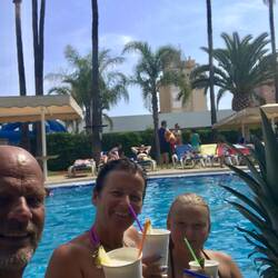 Einen leckeren Pina Colada an der Poolbar
