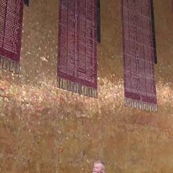 Rund herum in Stein gehauene Namenstafen von Gefallenen.