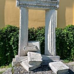 vor der Synagoge