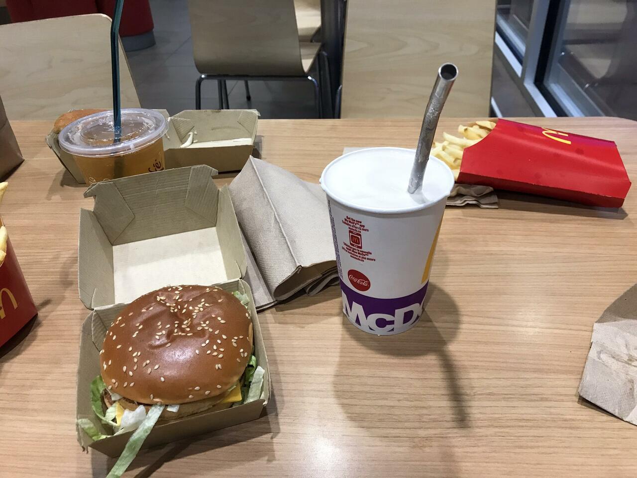 So viel Müll für so ein Müll-Essen...immerhin mit eigenen Strohhälmen und Big-Mac mit Brotmitte 😅