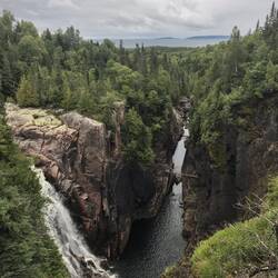 Wunderschöner Wasserfall. Dank vieler Gewässer kann hier hydroelektrische Energie gewonnen werden 👌