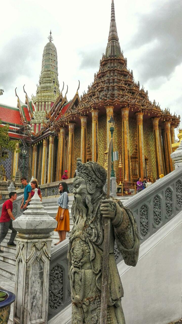Ein paar Tempel vor dem Grand Palace