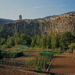 Das Dorf Castellfollit de la Roca erhebt sich über bizarr geformten, 40 Meter hohen Basaltfelsen. 😉