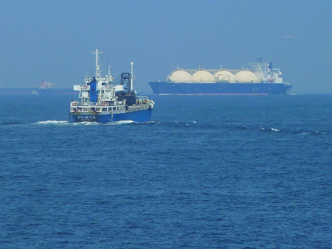 Fishing boats and gas container ships