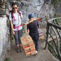 Ohne die Träger könnten die Imbissstänse nicht versorgt werden