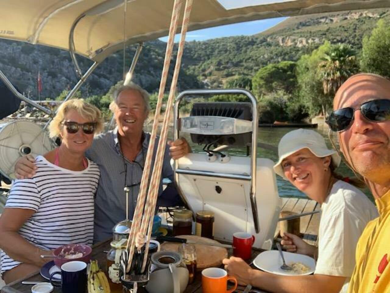Judy und Francis zum Frühstück zu Besuch