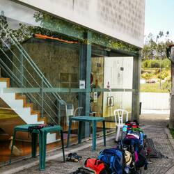 So sieht es aus, wenn Pilger vor einer Herberge Schlange stehen