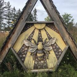 Tolles Wildbienenhotel, auch sehr gut besucht 🙃