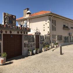 Ein Haus in Vila Cha.