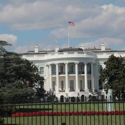 Weißes Haus. Von der sichtschutzfreien Seite.