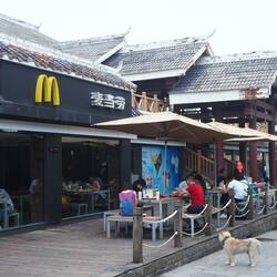 Ein echter McDonald's auf dem Berggipfel - total bekloppt