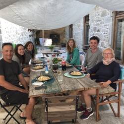 Gemeinsames Essen mit Peregrinos.