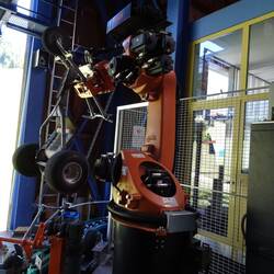 In einer Mittelstation hängt ein Kuka-Roboter...