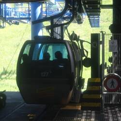 ...vollautomatisch ein Cart an die Gondel.