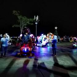 Roboterfahrten auf dem Nachtmarkt - würde bei uns auf Jahrmärkten sicher gut ankommen