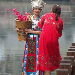Frau (Touristin) in einer Tuija Tracht