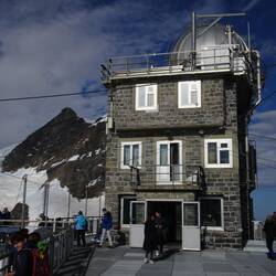 Sphinx-Observatorium, dahinter die Jungfrau